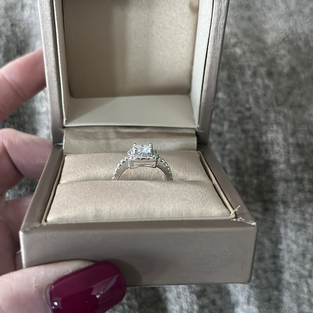 Beautiful 1 ct Moissanite Diamond ring - Picture 5 of 7